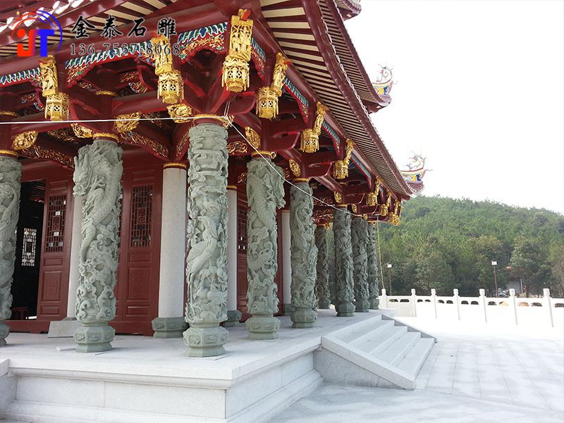寺院走廊龙柱